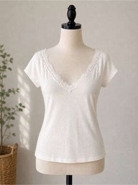 Old Navy Cream Lace-Trim V-Neck Camisole